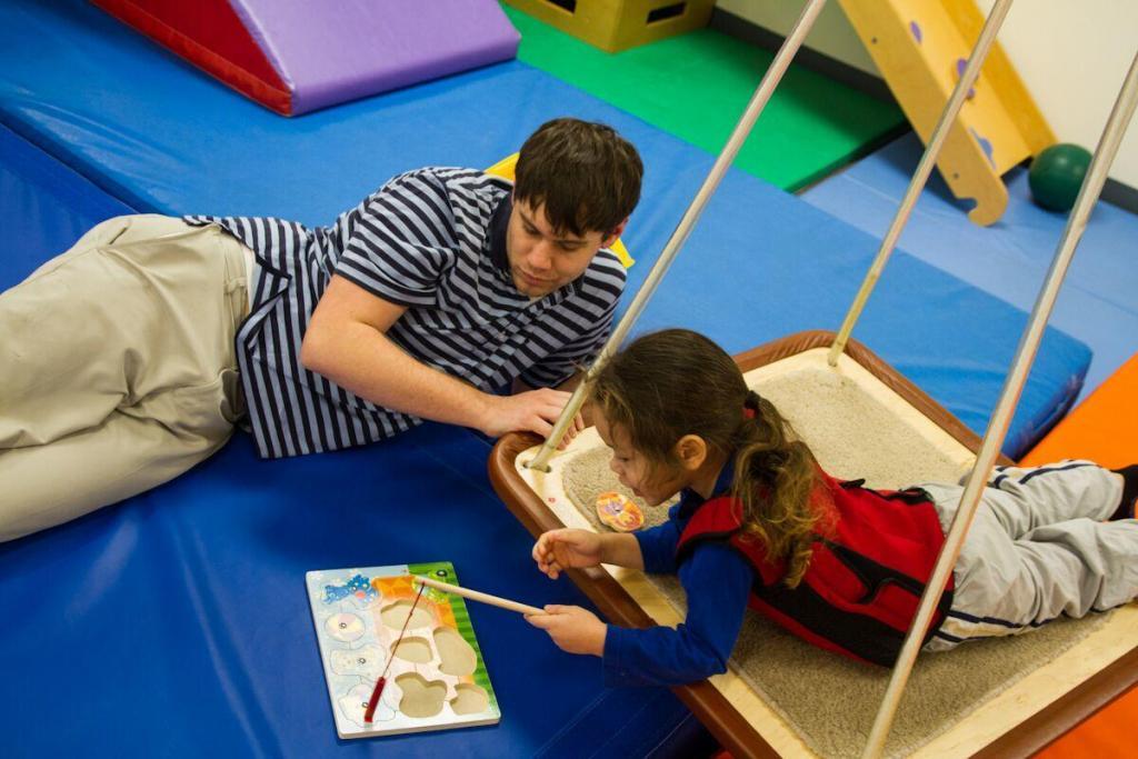 A child playing with a puzzle at CFZ Pediatric Therapy.